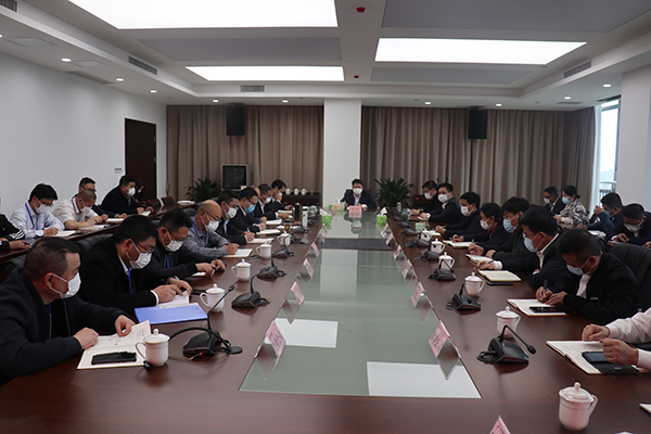 3月18日，市軌道交通集團(tuán)組織召開專題會議，迅速傳達(dá)貫徹交通強(qiáng)市建設(shè)暨綜合交通大會戰(zhàn)視頻部署會會議精神。集團(tuán)公司領(lǐng)導(dǎo)班子成員，各部室（辦）、子公司負(fù)責(zé)人和中層干部參加會議1.jpg